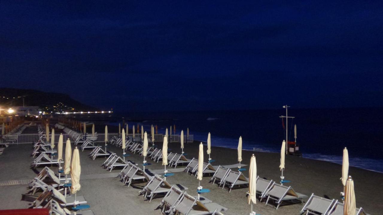 Ghiro Ghiotto Bed & Breakfast Pietra Ligure Dış mekan fotoğraf