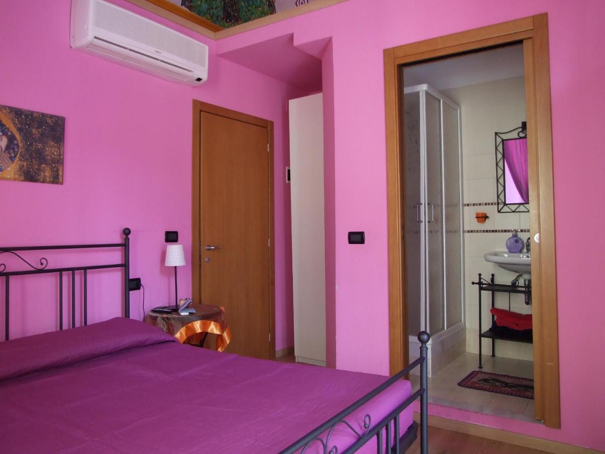 Ghiro Ghiotto Bed & Breakfast Pietra Ligure Dış mekan fotoğraf