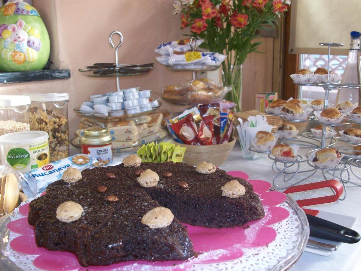 Ghiro Ghiotto Bed & Breakfast Pietra Ligure Dış mekan fotoğraf