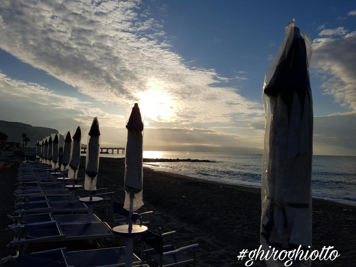 Ghiro Ghiotto Bed & Breakfast Pietra Ligure Dış mekan fotoğraf