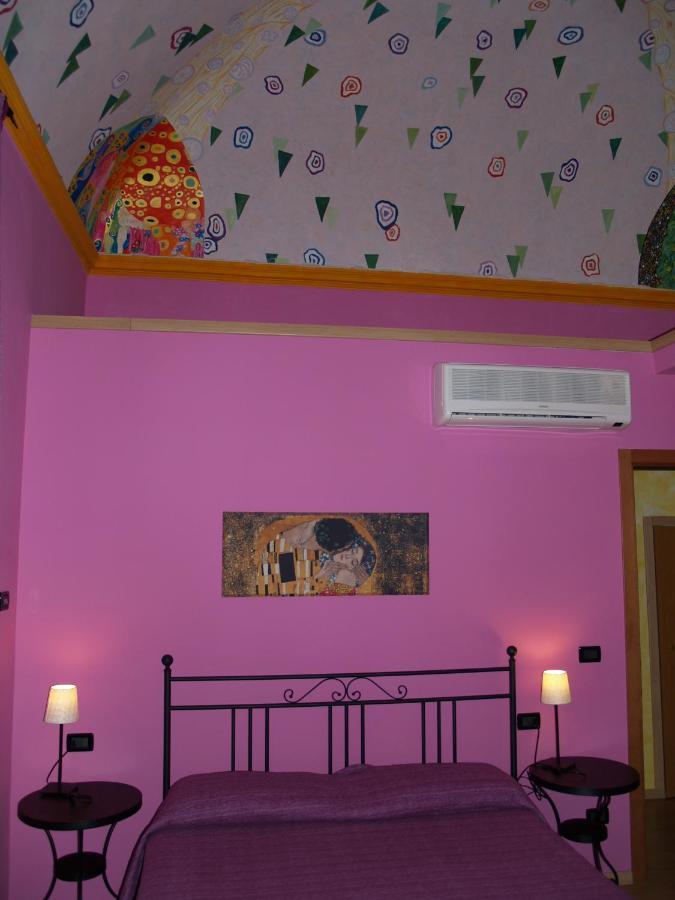 Ghiro Ghiotto Bed & Breakfast Pietra Ligure Dış mekan fotoğraf