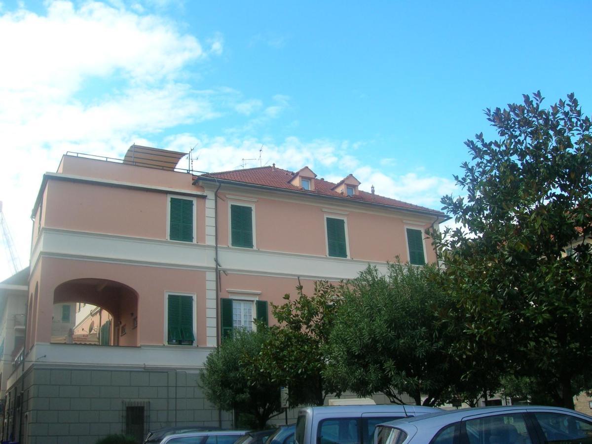 Ghiro Ghiotto Bed & Breakfast Pietra Ligure Dış mekan fotoğraf
