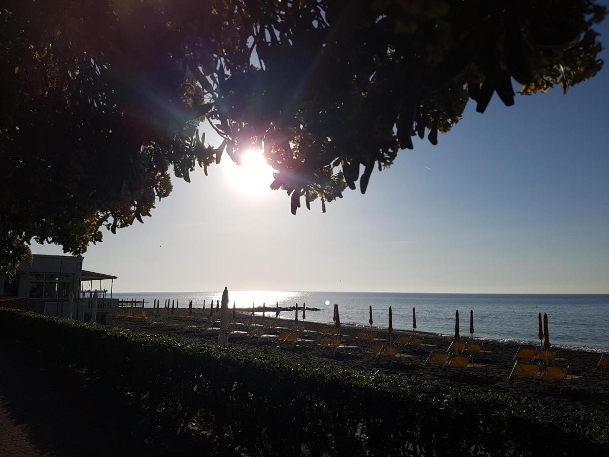 Ghiro Ghiotto Bed & Breakfast Pietra Ligure Dış mekan fotoğraf