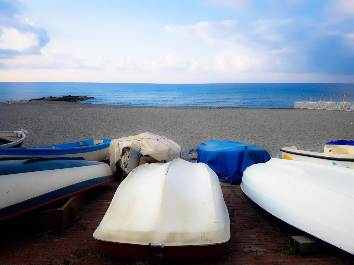 Ghiro Ghiotto Bed & Breakfast Pietra Ligure Dış mekan fotoğraf