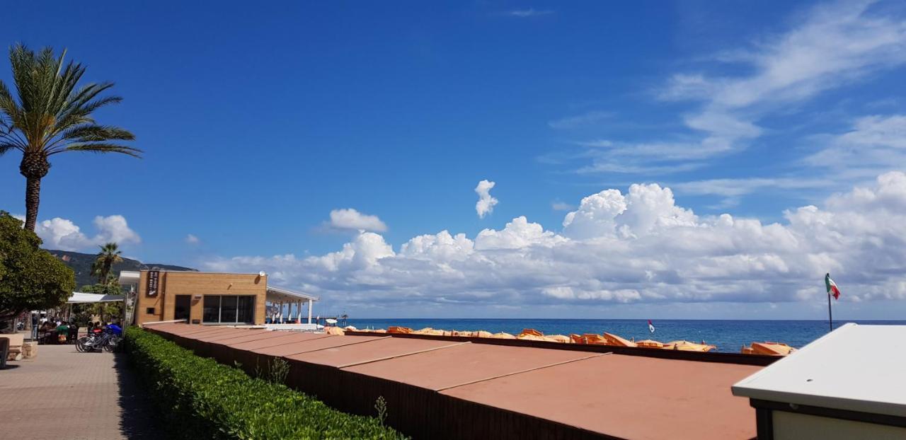 Ghiro Ghiotto Bed & Breakfast Pietra Ligure Dış mekan fotoğraf